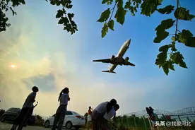 石家庄正定机场飞机低空飞行降落，感受擦头而过的刺激图片