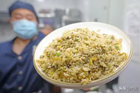 小伙拒30万年薪回乡摆摊卖炒饭，现已开两家店，去年挣了50万图片
