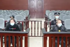 姐妹为父追凶25年开庭，杀父仇人开脱罪责辩称正当防卫，叫法官参考丽江反杀案，隐姓埋名躲25年娶妻生子图片