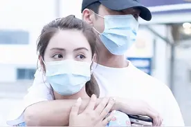 这个后环抱太甜了吧！姜潮和麦迪娜夫妻同框，每次都双手紧扣图片