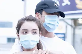 这个后环抱太甜了吧！姜潮和麦迪娜夫妻同框，每次都双手紧扣图片