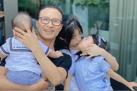 章子怡晒全家福照，出现了两处错误，一般人还真就看不出来图片
