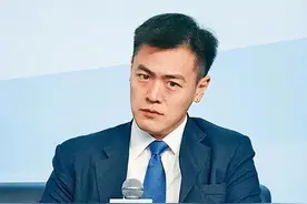 同是千亿富豪原配长子，霍启刚是天生继承人，他却被继母夺走公司图片