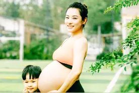 41岁刘璇真放得开，穿背心健美裤健身，大肚子玩倒立一字马看呆图片