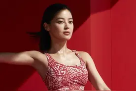 禁欲女神辛芷蕾玩起欲女风，穿“五花肉”拍摄大片，好身材太劲爆图片