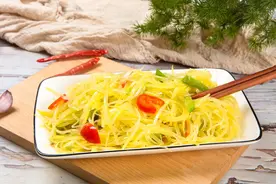 美食凉拌土豆丝，直接下锅就错了，加点醋，酸酸辣辣清脆爽口图片