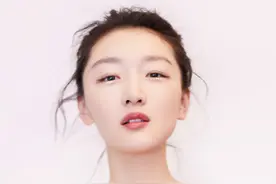 周冬雨真"长大"了，穿淡黄色吊带裙开叉到胯，全靠手遮大腿！图片