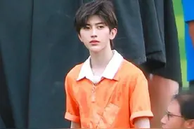 蔡徐坤只不过穿了橘T恤，现身操场帅到炸裂，真不愧是行走的美男图片