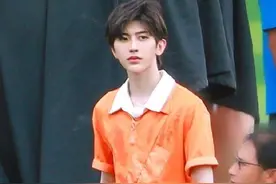 蔡徐坤只不过穿了橘T恤，现身操场帅到炸裂，真不愧是行走的美男图片