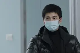 前脚刚夸完抗疫剧《在一起》，后脚就被《上海堡垒》导演打脸了图片