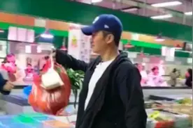 吴京又现憨憨一面！不顾妻子讨价还价，一旁甩雨伞玩被笑像老大爷图片