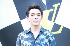 李佳琪印花衬衫+黑色裤子，搭配百搭小白鞋，一袭穿搭干练帅气图片