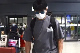 吴奇隆现身机场，灰色短袖搭配卡其色短裤，简约穿搭反而减龄图片