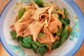 青椒豆片你能做出什么花样？反正我只会这一种，家人都喜欢图片