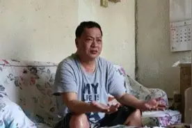 甘比生父：将妻女赶出家门后生活落魄，自称没花首富女儿一分钱图片