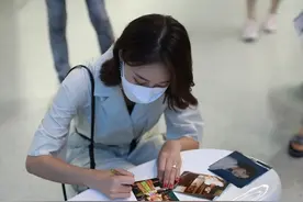 蓝盈莹在机场掀起签名热潮，四面八方的粉丝来者不拒图片