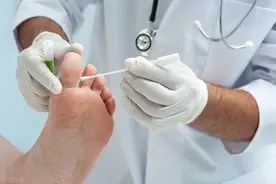 几乎所有的医生看到糖尿病人的脚破了都非常紧张，为什么？图片