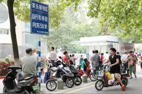 南宁某小学以志愿者名义要求家长维护放学秩序，家长：谁的职责？图片