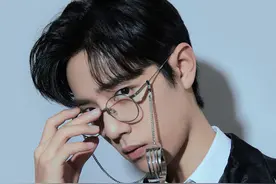 看见过肖战戴眼镜吗 看过才发现男人戴眼镜这么好看图片