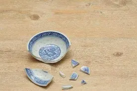 妈妈和哥嫂一起住，嫂子嫌菜难吃摔碗筷，妹妹说的话，嫂子安静了图片