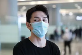 “直播界顶流”李佳琦现身上海赶行程 双手抱臂眼神斜睨图片