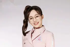 00后女星恋情疑曝光！与大6岁男星深夜同回住处，对方贴心照料图片