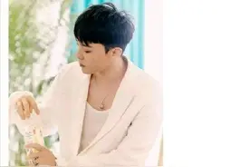 权志龙复出接代言，肖战还在唱红梅赞，如果让你选择你会选谁图片