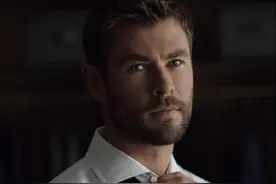 雷神参加大哥40岁生日宴，深V衬衫不正经，网友：三兄弟就他浪图片