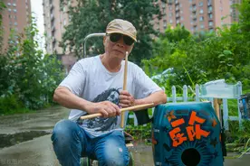 70岁大爷自制架子鼓，组乐队获明星鼓励，年轻人：活的不如大爷图片