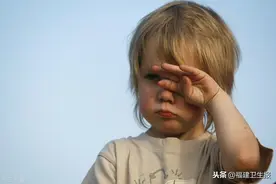 警惕！孩子频繁眨眼、揉眼，有可能是这个病！医生：门诊很常见图片