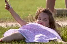 夏洛特小公主不用学礼仪？做鬼脸又翻跟头，凯特说的王室范儿在哪图片