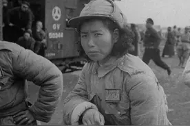 淮海战役国军众生相：女战士跪地抽烟少年逗猫，长官吃肉士兵含泪图片