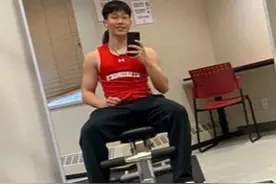 陈坤儿子晒照大变样，健身房撸铁变壮硕肌肉男，18岁模样好成熟图片