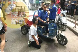 西安一摊贩给城管执法人员下跪？城管执法人员：摊贩写了保证书后返还暂扣物品 未发生冲突图片