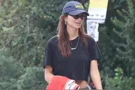 女星艾米丽-斯塔克沃思吉黑色T恤+军绿色运动裤，休闲又随性图片