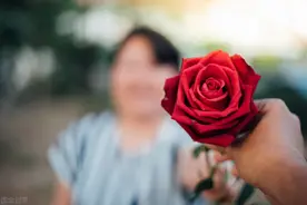 28岁小伙与67岁大妈的爱情，一见钟情后结婚生子，如今过得怎样图片