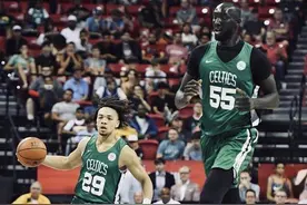 NBA网红法尔身材有多夸张？字母哥合影像弟弟，女球迷只到胃部图片