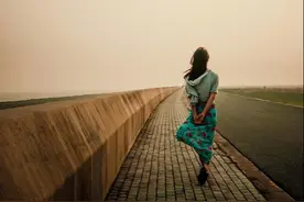 亦舒说：活得洒脱，是女人最好的模样图片