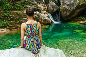 深入大山原始溪涧，体验广东最清澈冰凉的翡翠潭图片