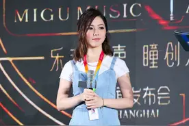 邓紫棋终于脱下皮裤，穿牛仔连体服可爱十足图片