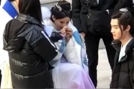杨超越片场拍戏间歇休息 将鼻涕纸塞给助理引争议图片