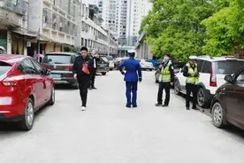 消防车通道被侵占 零陵连开7张“违停罚单”图片