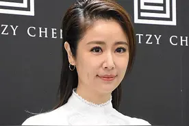 林心如越老越放得开，夸张腰封勒蛮腰仅有一把粗，这身材看自卑图片