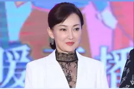 “牛莉”168身材比例太出众，穿白色西装配喇叭裤，气质不输超模图片