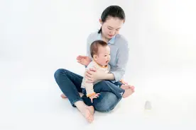 宝宝老是打嗝怎么办？拍嗝、预防婴儿打嗝的方法图片