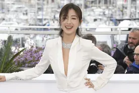 万茜在国外气质都升华了，深V领上衣配喇叭裤，换了发型更时髦图片