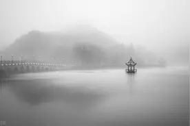故事：雾天留宿老太家，热心帮她干活，过路人却劝我“赶快离开”图片