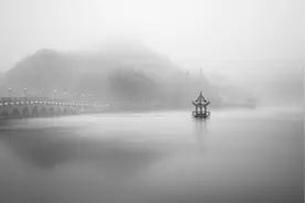 故事：雾天留宿老太家，热心帮她干活，过路人却劝我“赶快离开”图片