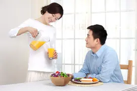 男人把工资上缴给妻子，是真心情愿的吗？43岁过来人说出心里话图片