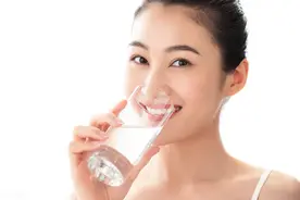等渴了才喝水就太迟啦！糖尿病患者了解缺水后果，科学补水图片